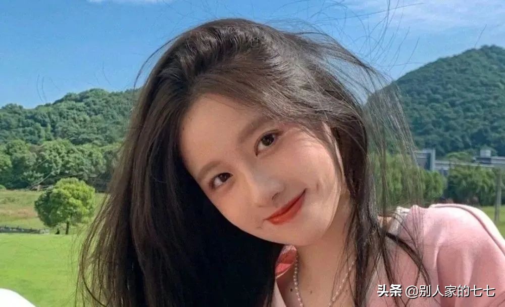 异性相处一旦女人喜欢你五种表现,异性聊天女人对你动情了会做什么