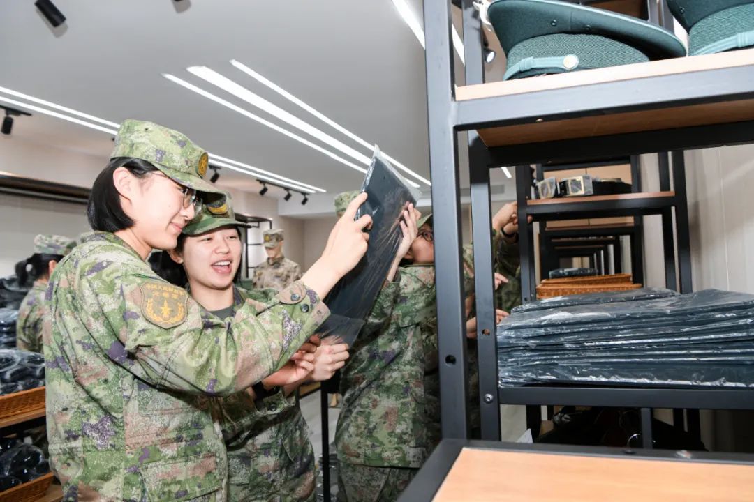 VR试镜、自主选购、即申即领！火箭军某部线下超市，多款被装“一站式”购齐！