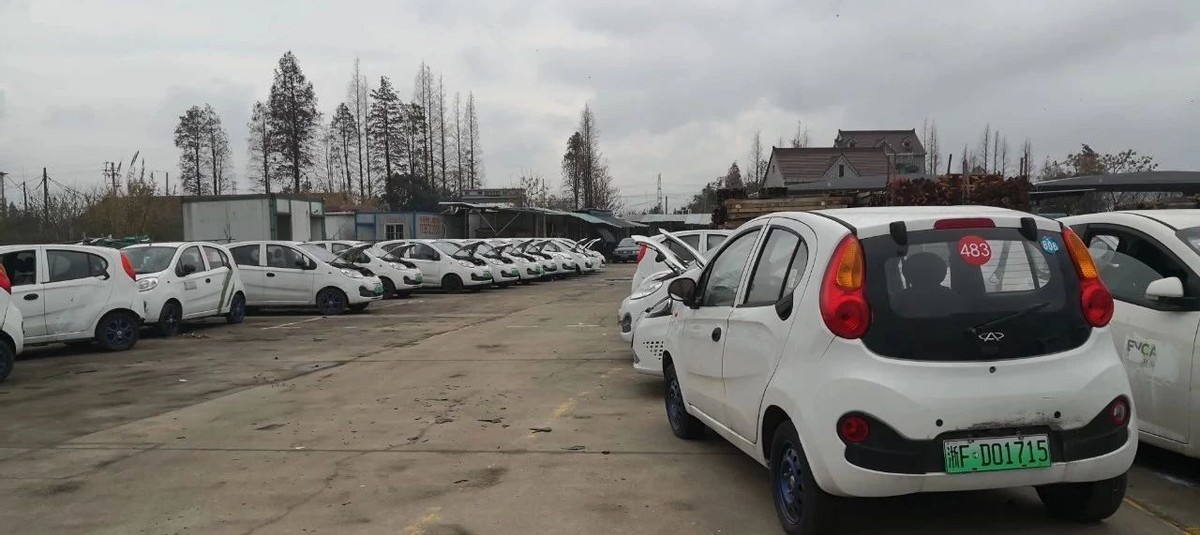 出道即报废，城市边缘堆满了新能源车“坟墓”，背后有什么危机？