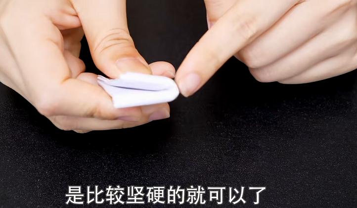 易拉罐拉环损坏,只用一张白纸,罐口“砰”地自己弹开,太实用了