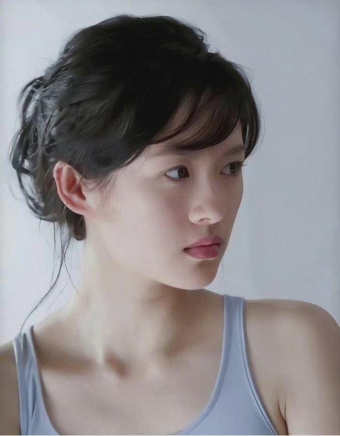 周冬雨相貌平平为什么那么火,周冬雨为什么一出道资源就那么好