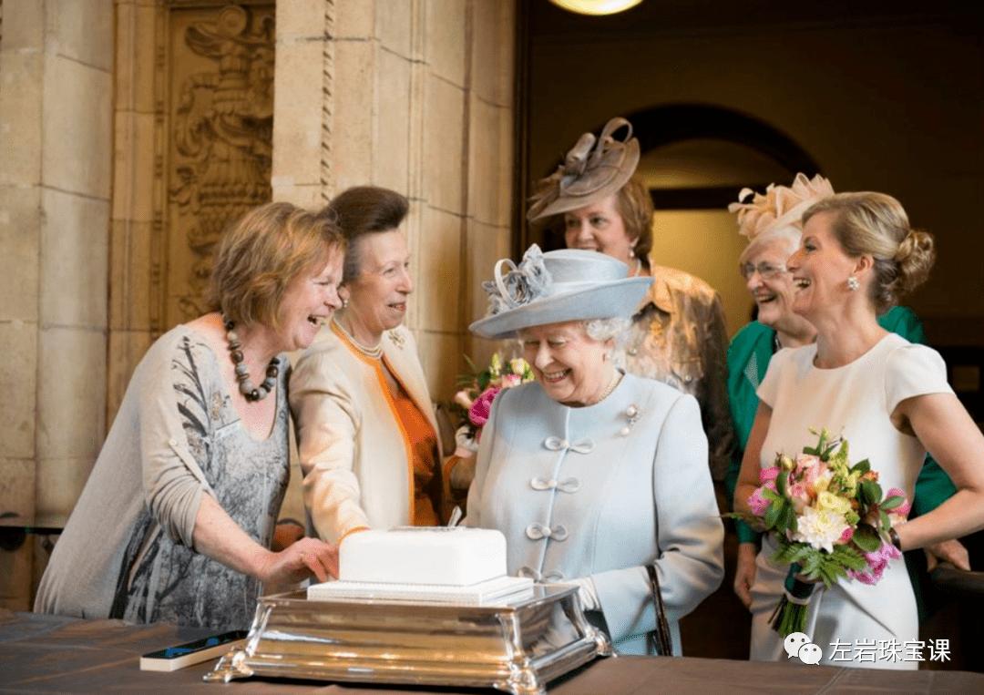 左岩:70周年!女王时尚永不出错的秘籍!大揭秘