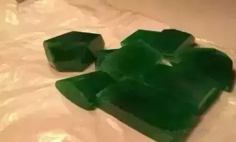 啤酒瓶做帝王绿翡翠,高人拿啤酒瓶做翡翠