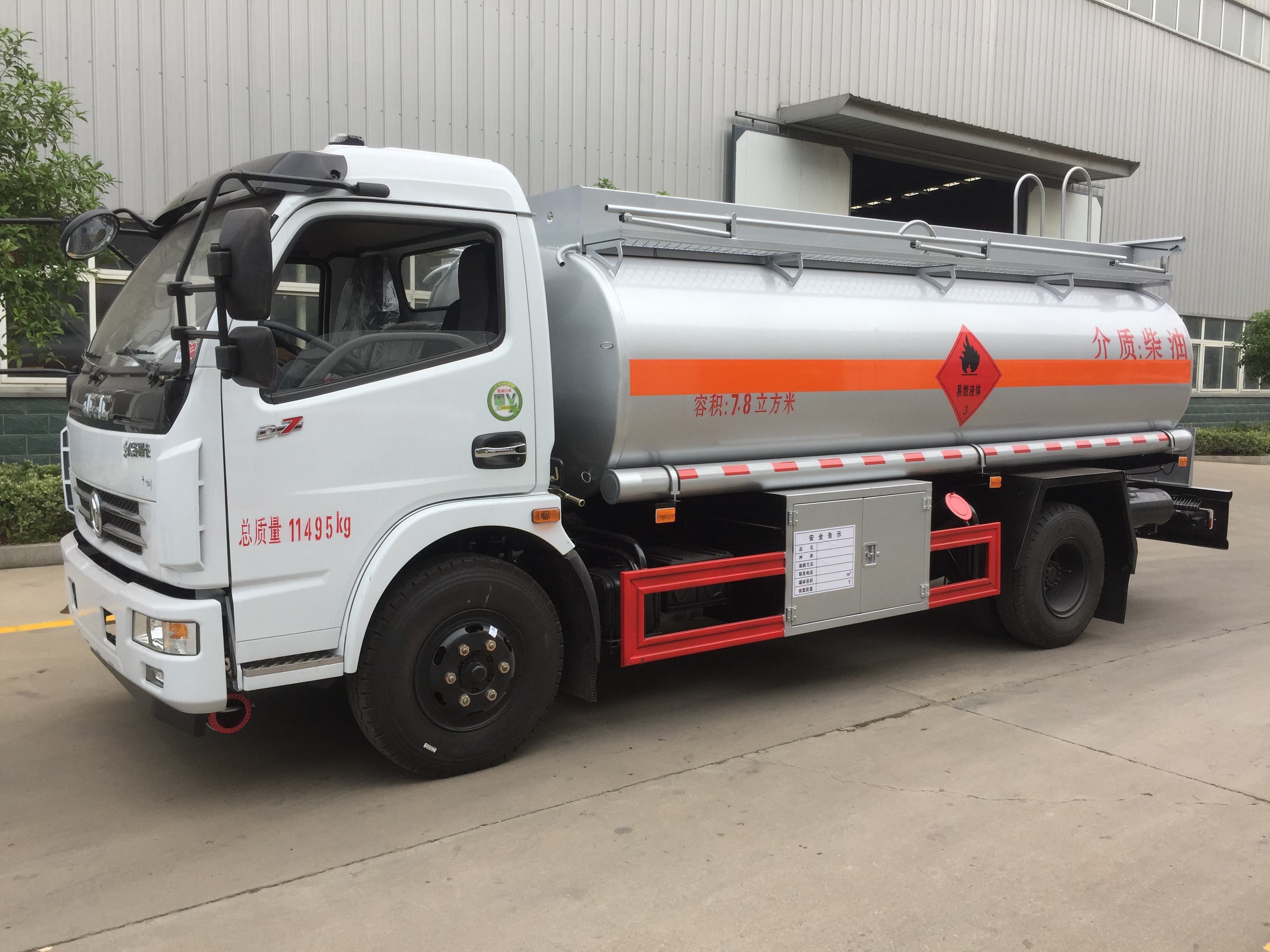 车子加满油和加200哪个好,汽车加太满油从车底漏出来怎么办