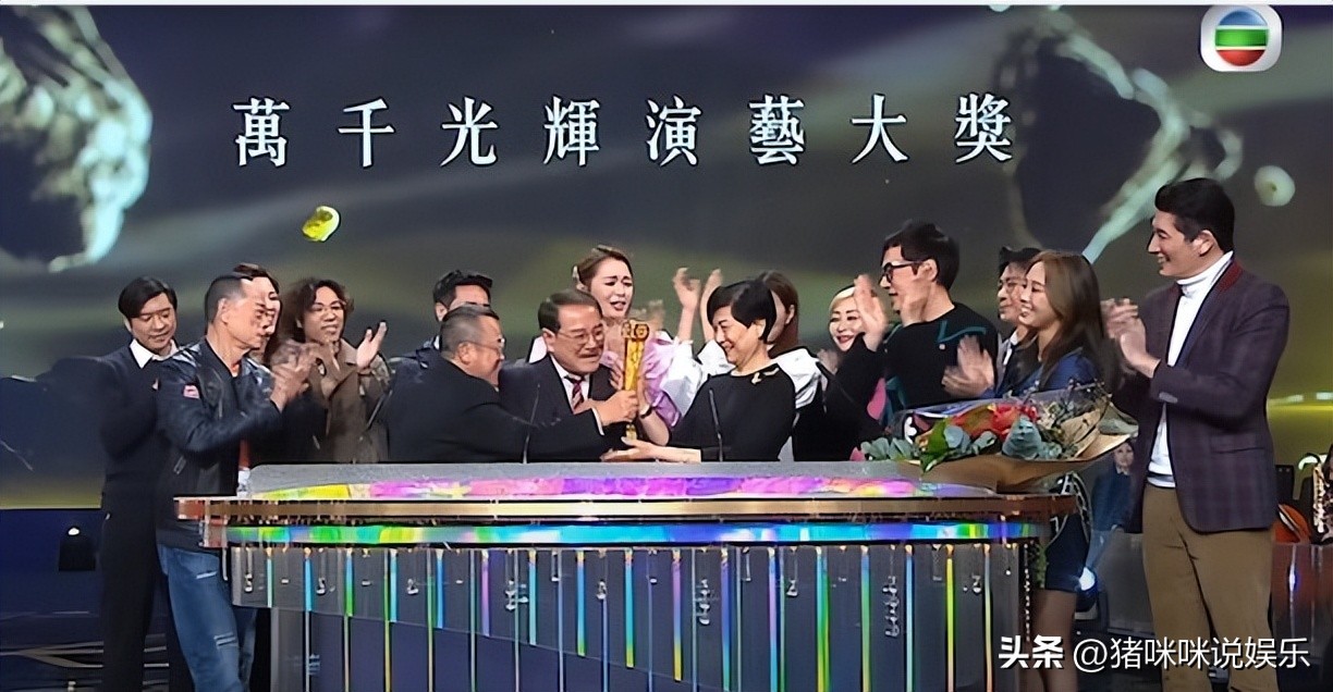 尴尬到冷场，万千光辉大奖竟然由珍姐获得，背后的原因曝光