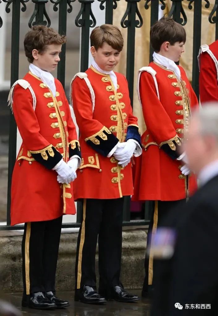 卡米拉二次加冕,卡米拉戴王冠太激动