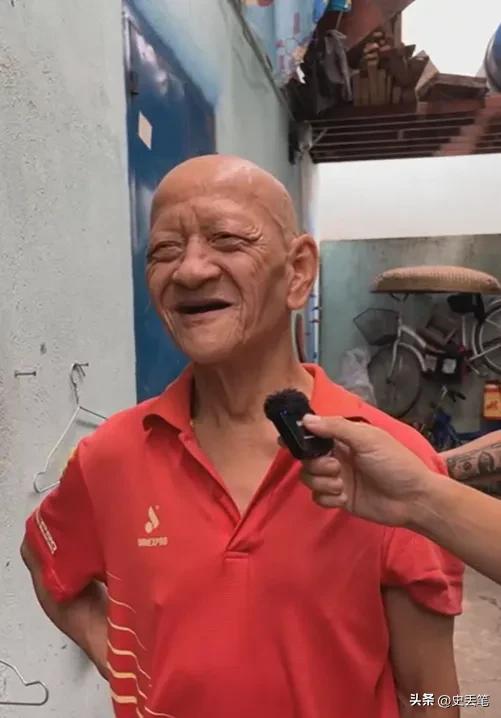 越南有位大爷从出生开始就浑身无毛，女友去世后他选择终身不娶