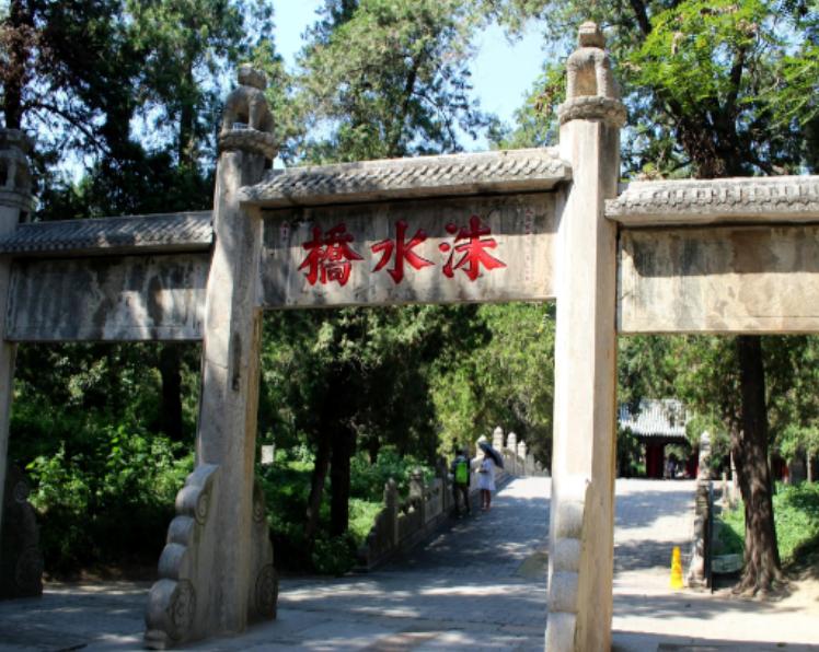 52年毛主席游孔林，突听“砰”一声响，他问孔子后人：这常打枪吗