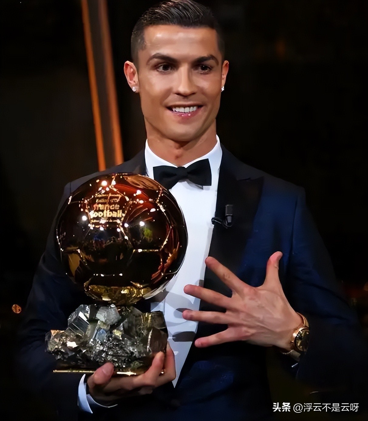 因个子矮被抛弃的足球巨星,出生贫寒17岁却成为足球界的传奇