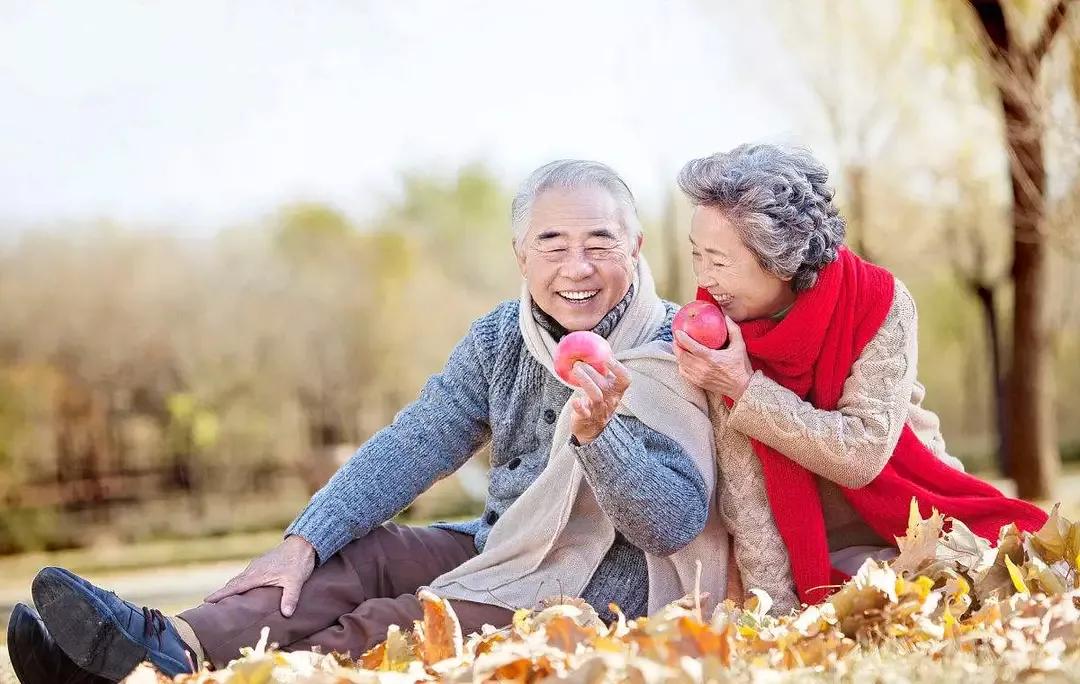 朋友圈里一组图片诠释了“老来伴”：年少夫妻情深，年老相伴绵长