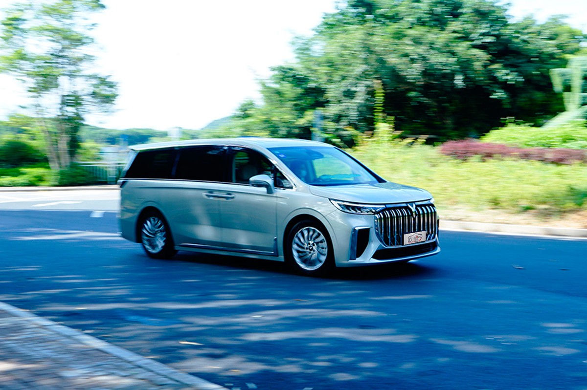 新岚图梦想家试驾白色款,2024款新岚图梦想家实际油耗测评