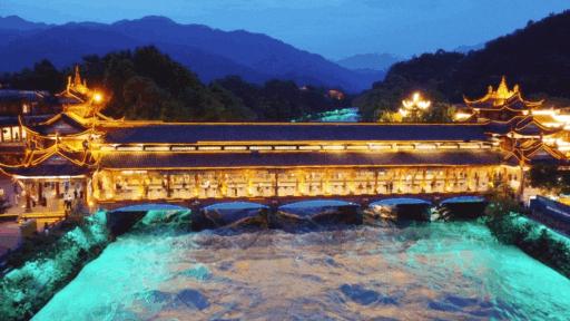 初秋城市漫游指南！都江堰8大爆款夜游地全在这里，吹河风尝美食get暴走两万步的畅快~