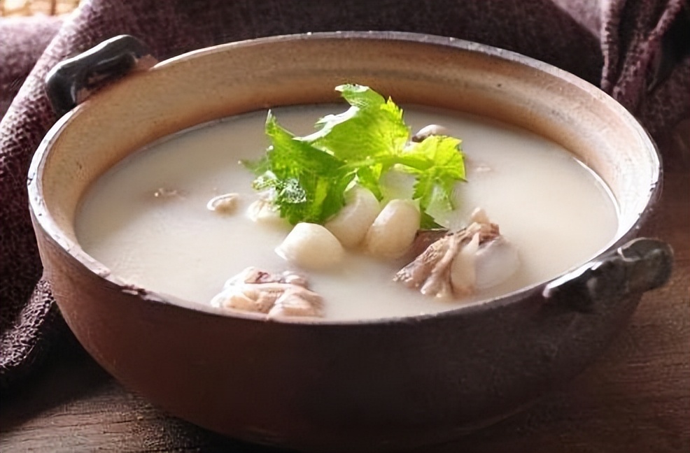 男子痛风血尿查出肾衰，吃3种食物容易尿酸高，中医治疗尿酸肾病