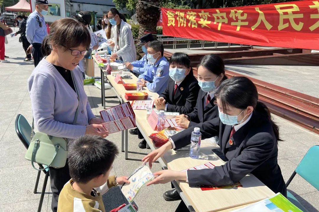 学法零距离普法宣传面对面,多学法少被坑普法知识课堂
