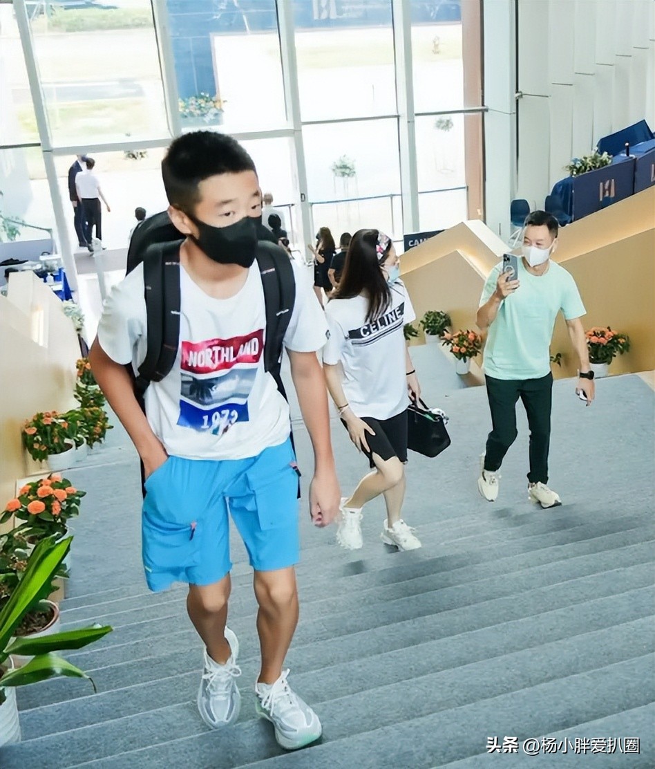 杨威让孩子在家上学,杨威送儿子杨阳洋上学