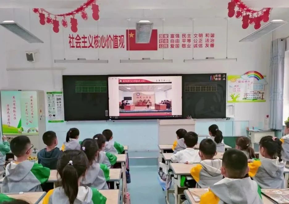 包头市包钢实验二小——小学生变身“*法大**官”沉浸式校园普法