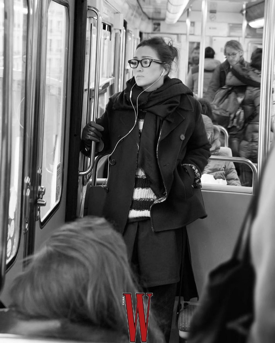 巩俐现身戛纳节气场十足,巩俐国际巨星走红毯