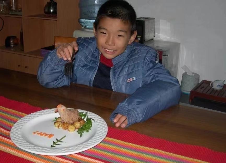 广东单身男子辛苦养娃19年，学霸儿子考上美名校为何却选择离世