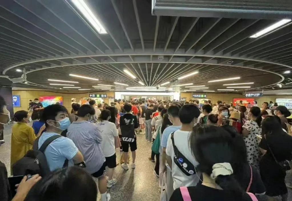 南京茶颜悦色，预约代购200元一杯，切莫让黄牛牵着鼻子走