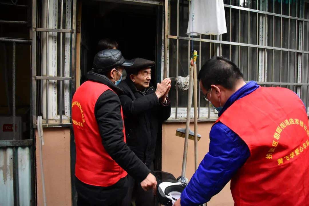 央视新闻专访金晓宇,新华社记者采访爱心人士