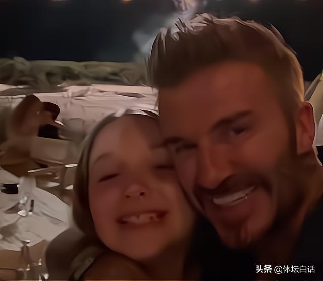 跨年夜热闹！C罗搞笑全家福，大罗搂嫩模，小贝与10岁女儿亲嘴