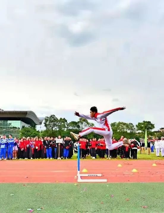 成都中小学首块！华西中学满天星足球场获国际足联认证