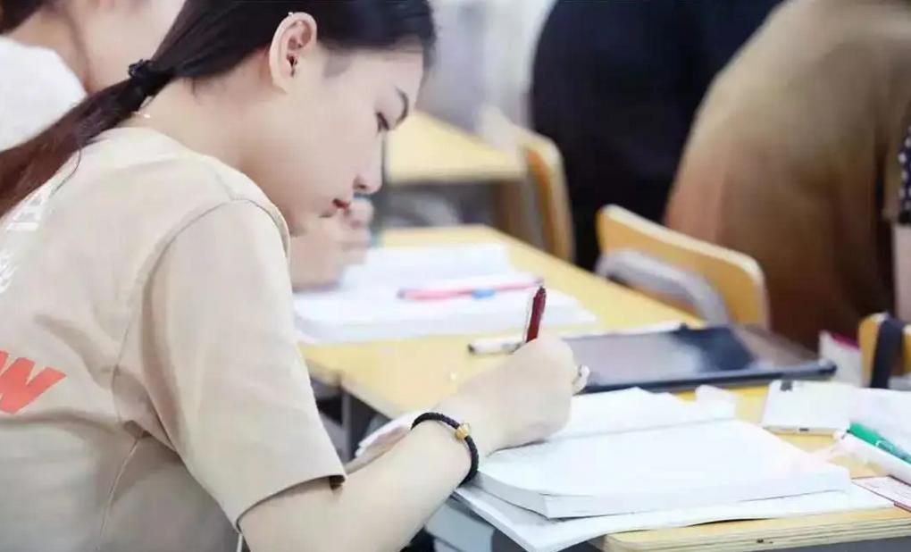 适合女生选择的四大专业,就业率高且发展好,报考的学生有眼光