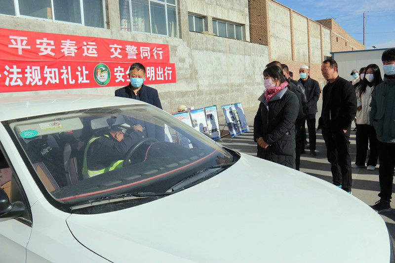 【平安春运交警同行】民勤公安交警走进运通驾校开展春运交通安全及“一盔一带”冬季交通安全宣传活动