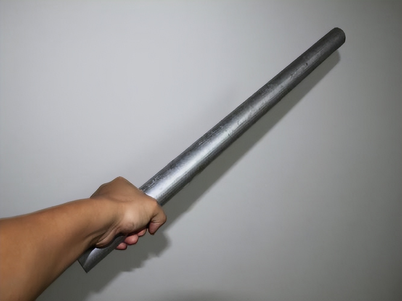 乘客坐公交摔骨折司机赔偿,乘客坠亡案司机获刑1年