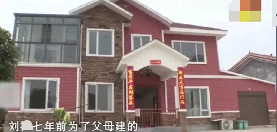 72小时不让睡觉，后背打到脱皮，女子恳求民警：他都是为我好