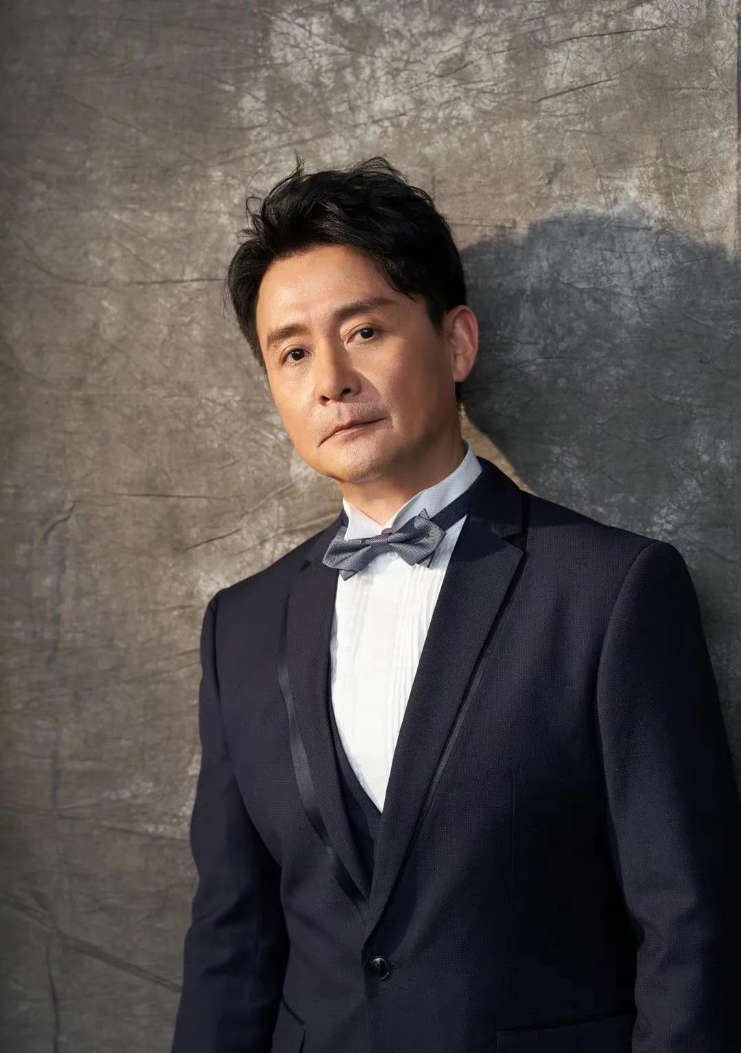 邢岷山：娶了老师的女儿，成名后更爱她，带着岳父母拍戏