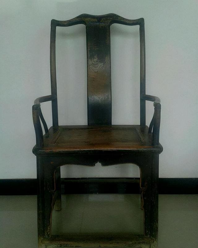 老人捡到一把椅子结果是古董,老人捡到了一把破椅子