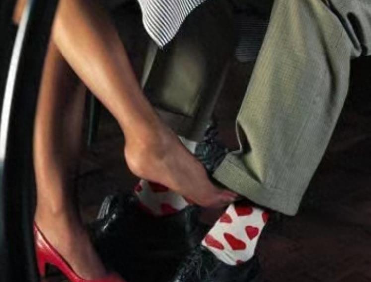 为什么有的女性敢出轨就带人回家,男性出轨还去酒店开房?