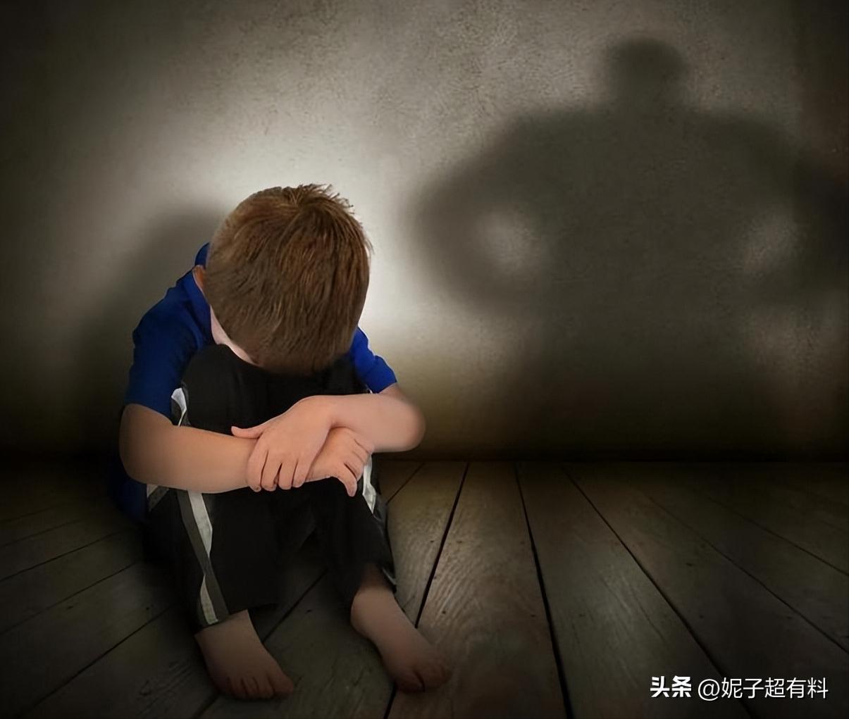 小孩被打的嘴巴鼻子里都是血,咳嗽被打小孩