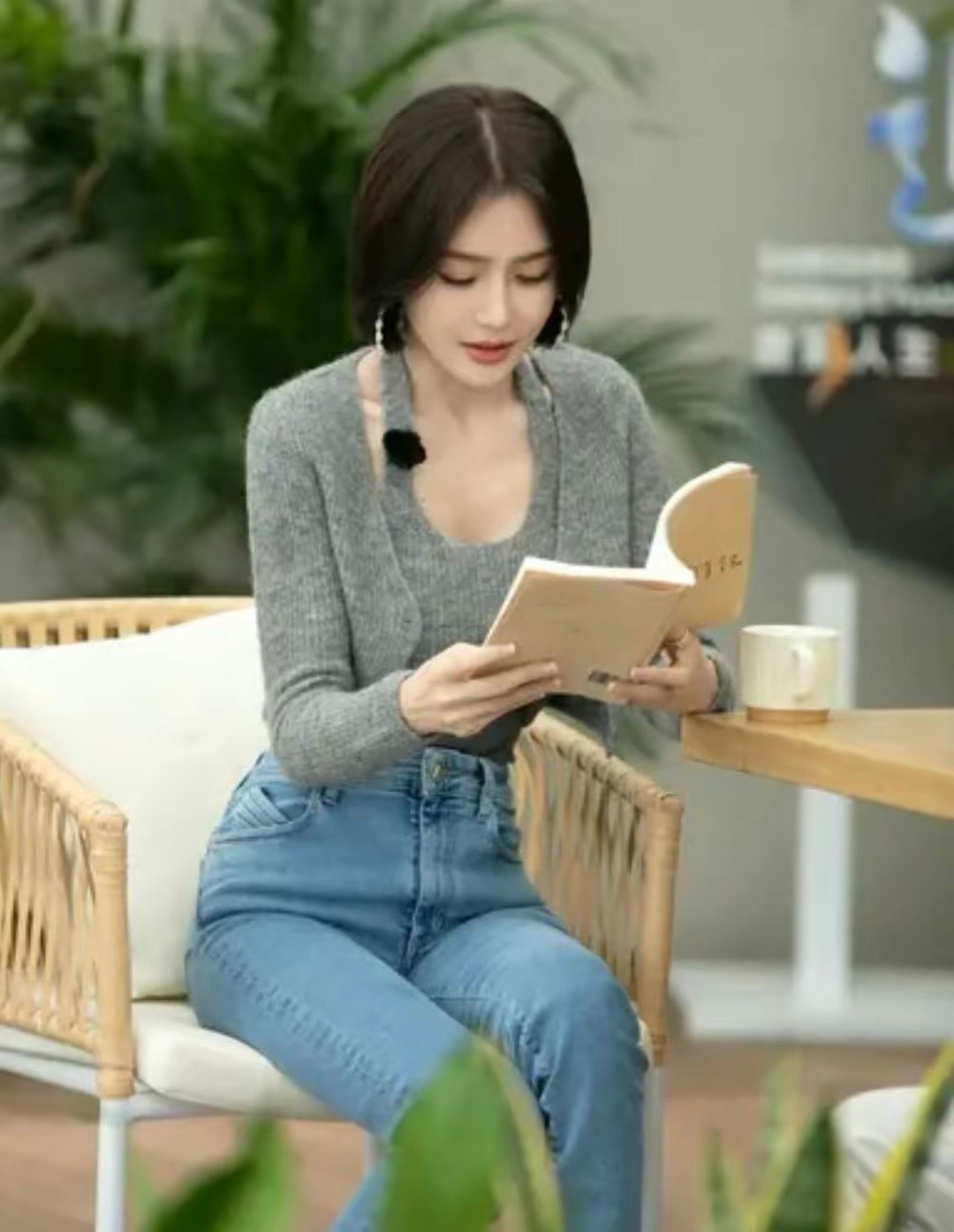 秦岚花儿与少年挂脖,秦岚挂脖上衣牛仔裤