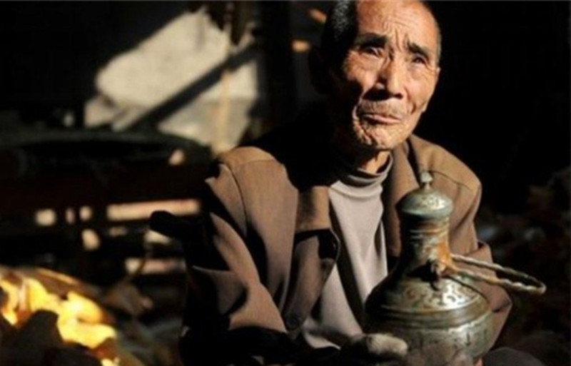 “造假教父”方兴庆：带领全村靠造假脱贫，警察找上门也没办法