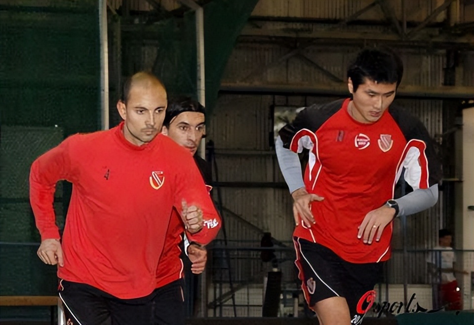 邵佳一任意球绝杀恒大不同解说,邵佳一s型诡异弧线任意球解说