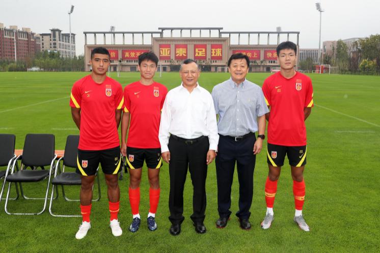 同病相怜！新西兰主帅暂缓签约，国足赢面增加，足协下死命令