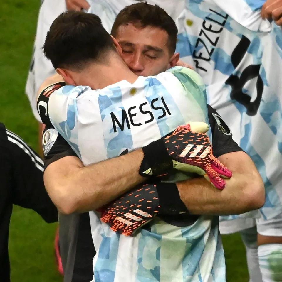 金球奖获奖时刻,金球奖到底归梅西还是莱万啊