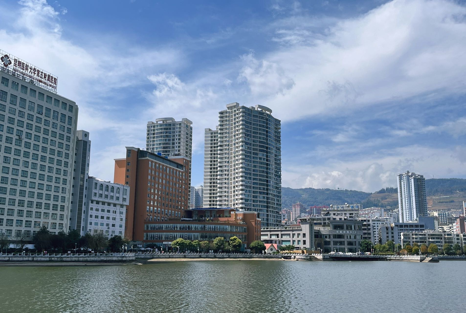 这里被誉为云南小香港，一度繁华，如今6万就能买套房