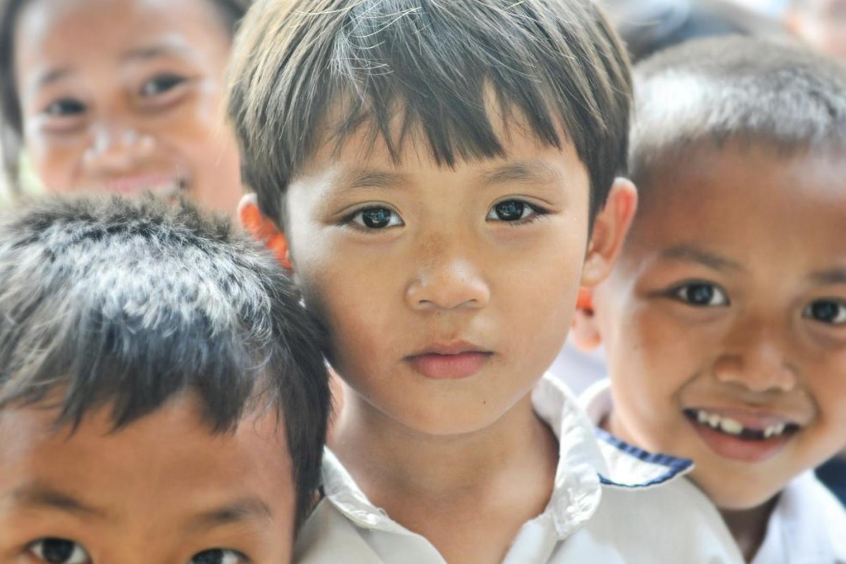 男孩被妈妈带进女厕所，趴地挨个偷看隐私部位，为何家长性无知？