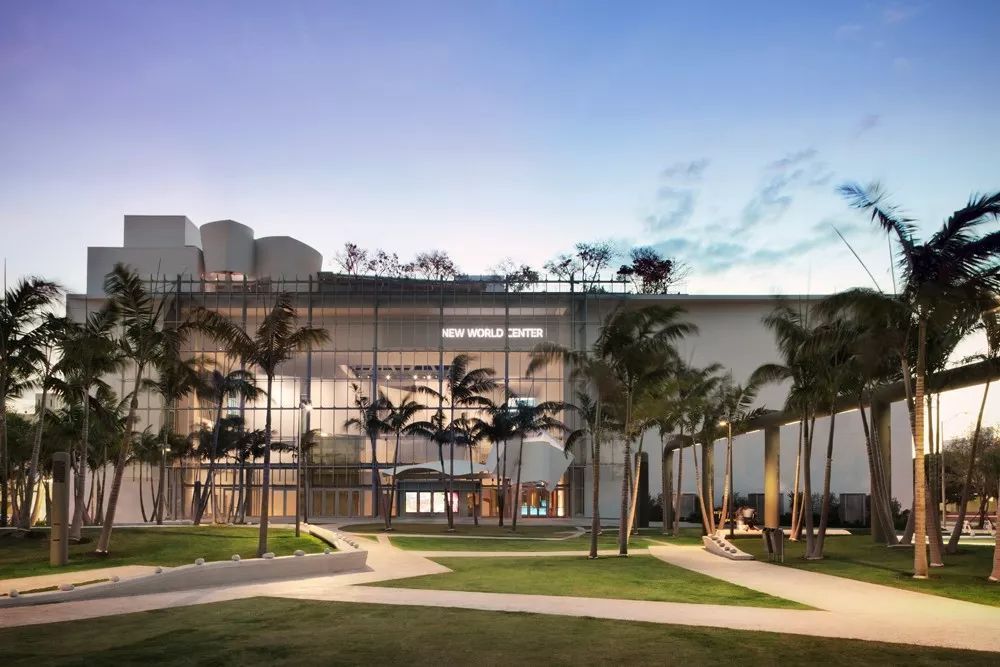 解构主义弗兰克盖里,美国建筑师弗兰克盖里的建筑风格