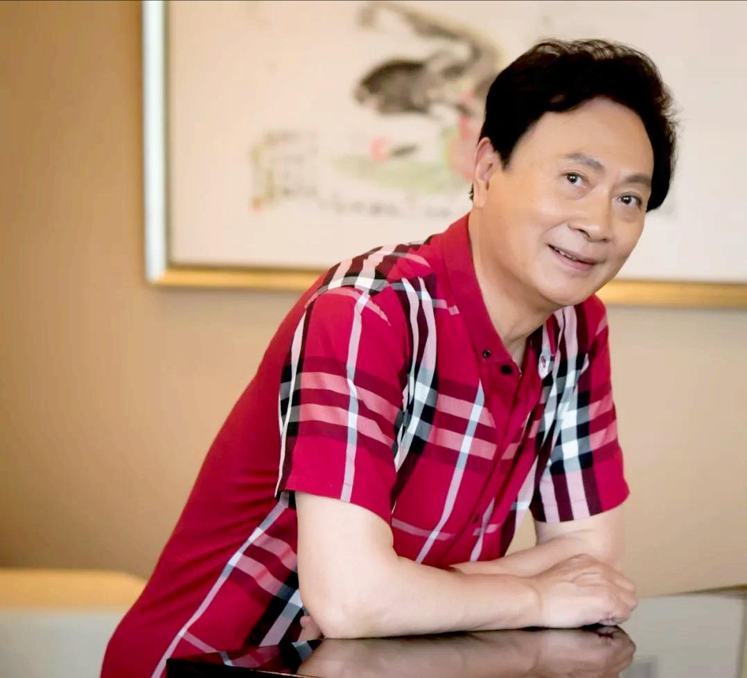 老戏骨梁波罗：妻子陪他闯过生死劫难，他白发苍苍给百岁岳母尽孝