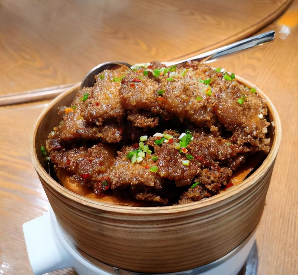 回乡养猪带领村民致富,大姐带村民发家致富