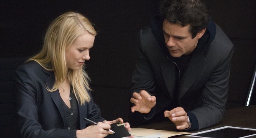 阿明·斯塔尔在《跨国银行》中的演绎，揭露了银行家普遍的心理