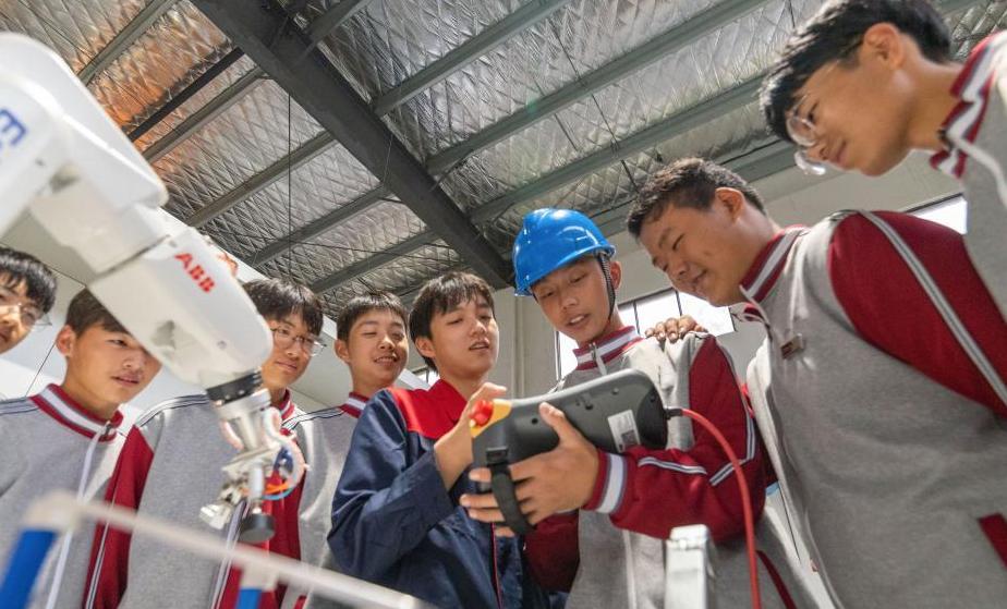 细数职校发财之道:为招生打擦边球,职业学院赠学生每人一台苹果14