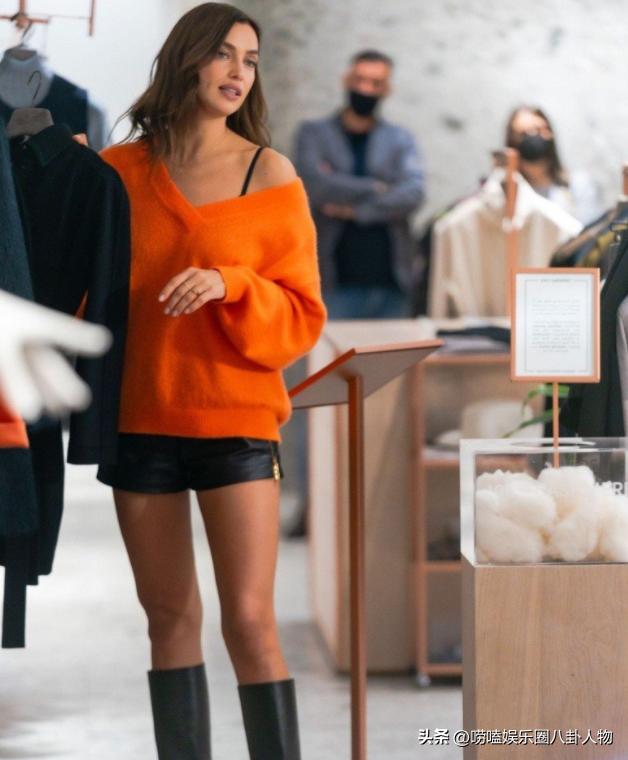 37岁伊莲娜吊打卡戴珊家金小妹，肩抗狮子头好轻松，自己赚钱真爽