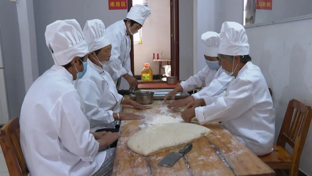 麻花小作坊加工,回民街手工小麻花