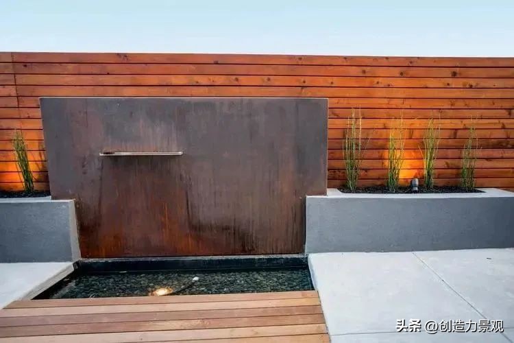 越“锈”越惹人爱的耐候钢，在庭院造景中也被广泛应用着