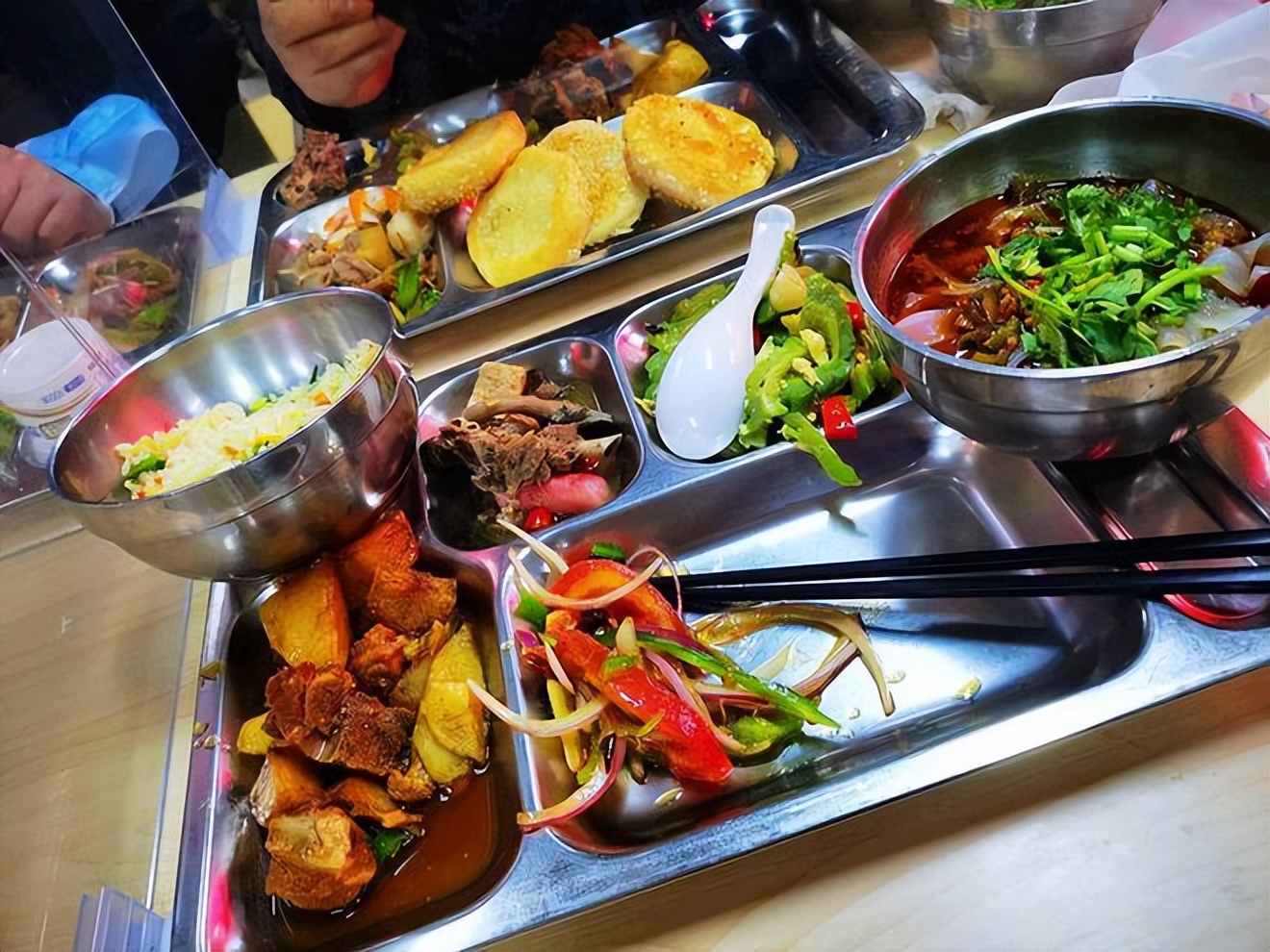 七天不重样工作午餐,烤鸭鸡翅大虾不限量,免费吃,太羡慕了